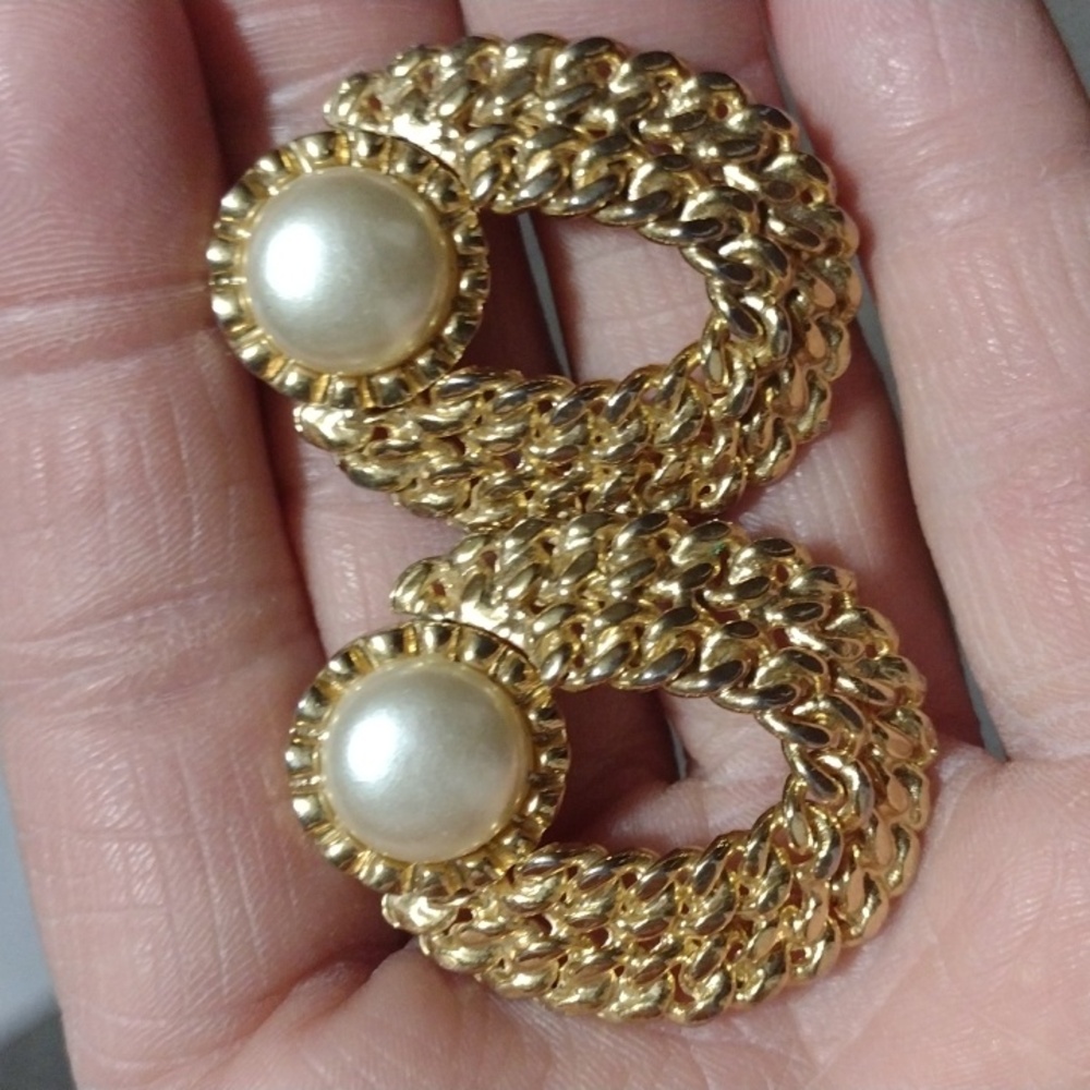 VINTAGE 80s DOOR KNOCKER LOOP GOLD-TONE FAUX IVORY PEARL POST DROP 1.3" EARRINGS - Picture 2 of 8